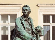 Aleksander Fredro jest jednym z klasyków polskiej literatury. Jego pomnik, pierwotnie ustawiony we Lwowie, został przeniesiony do Wrocławia.