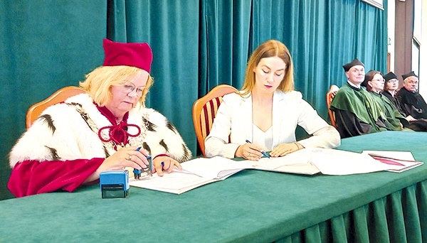 ▲	Moment podpisania umowy z uniwersytetem z Tarnopola.