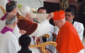 Benedykt XVI  wręcza insygnia kard. Vanhoye  na pierwszym zwołanym przez siebie konsystorzu 26 marca 2006 roku.