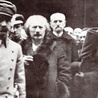 Naczelnik Państwa Józef Piłsudski (pierwszy z lewej), premier Ignacy Paderewski (drugi z lewej), minister spraw wewnętrznych Stanisław Wojciechowski (trzeci z lewej) oraz adiutant Naczelnika Państwa porucznik Tadeusz Kasprzycki (pierwszy z prawej) po uroczystym nabożeństwie w katedrze św. Jana w Warszawie 9.02.1919 r.