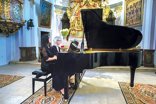 	W kaplicy w Szalejowie Dolnym zagrały Sabrina Dente i Annamaria Garibaldi.