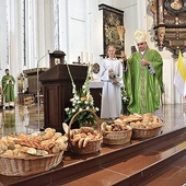 Poświęcone przez hierarchę pieczywo zostało rozdane uczestnikom Mszy św.