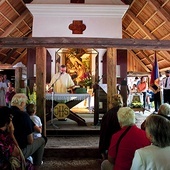 Msza odpustowa w leśnej kaplicy św. Marii Magdaleny na polanie w Goszycach Lesie. 
