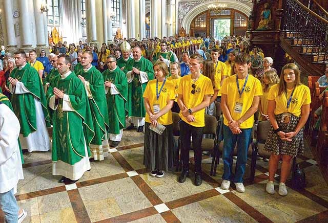 Świątynia przybrała żółte barwy koszulek uczestników wypoczynku.