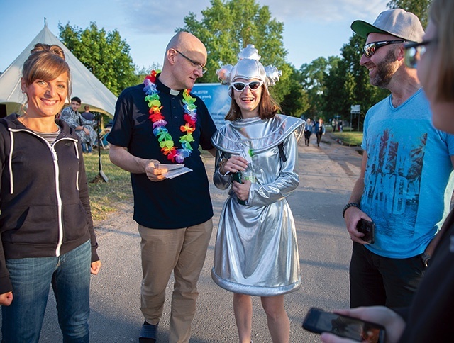 ▲	Setka ewangelizatorów modliła się o bezpieczeństwo festiwalowiczów.