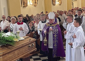 Modlitwom pogrzebowym przewodniczył bp Piotr Greger.