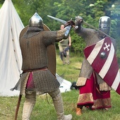 Dzięki miłośnikom historii można zobaczyć, jak walczyli rycerze.