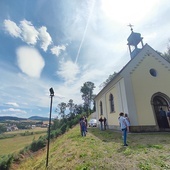 ▲	Wierni mają stąd piękny widok m.in. na Trójgarb.