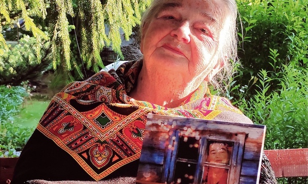 – Lubię tak tu posiedzieć w ogrodzie, powspominać, pomyśleć.  I popatrzeć w przeszłość i przyszłość  – mówi Wanda Szado-Kudasik.