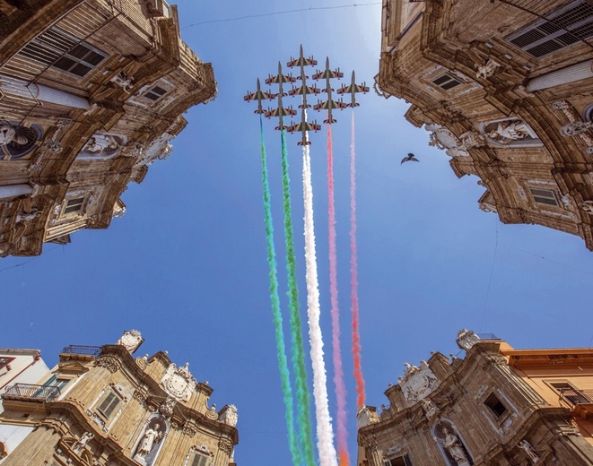 Przelatujące nad centrum Palermo samoloty rysują na niebie flagę Włoch.
24.07.2023
Palermo, Sycylia