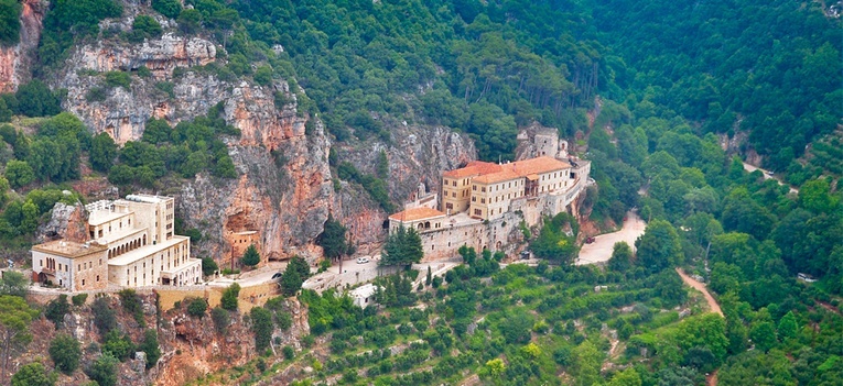 Klasztor św. Antoniego z Kozhaya w Dolinie Świętej w Libanie.