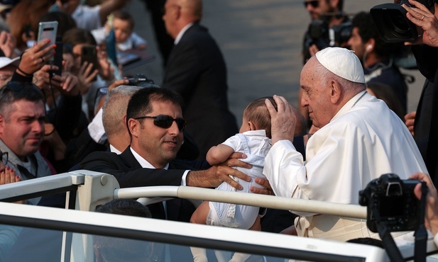 Kard. Krajewski: Papież w Fatimie przypomina o sile modlitwy