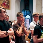 Pielgrzymi wyruszyli w drogę po modlitwie w parafii w Jaktorowie.