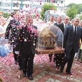 Peregrynacja relikwii  św. Teresy od Dzieciątka Jezus do kościoła  św. Krzysztofa w Tychach  w 2005 roku.