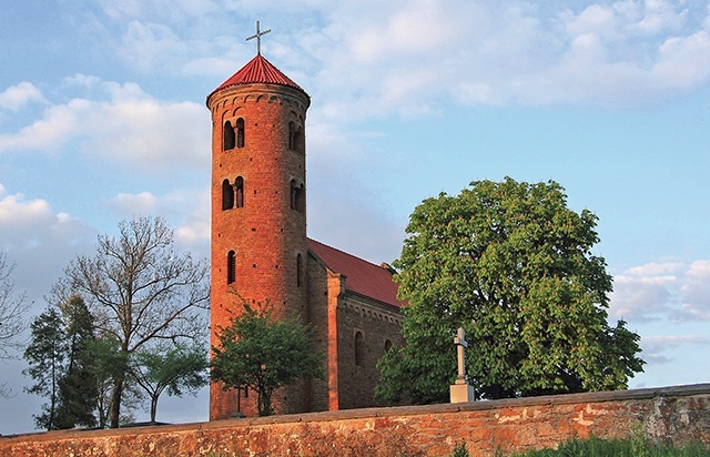 	Jednym z cenniejszych zabytków Inowłodza  jest kościół św. Idziego.