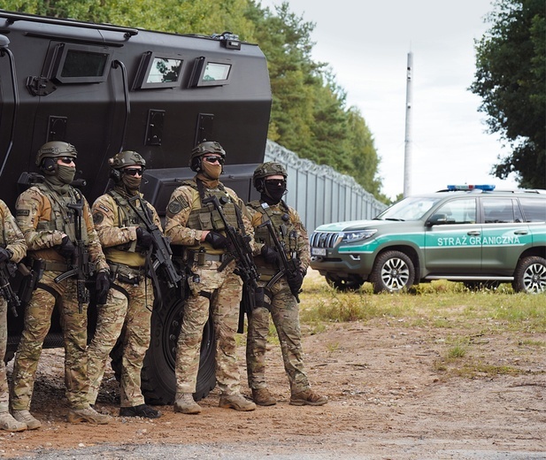 Granicy z Białorusią oprócz Straży Granicznej pilnują wojsko i policja.