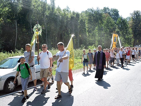 ▲	Z Żychlina do Matki Bożej Suserskiej przyszło ponad 400 osób.