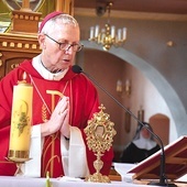 Relikwie wprowadził biskup Piotr Libera.