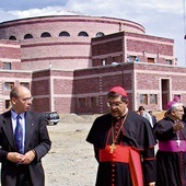 Uroczyste otwarcie katedry pw. Świętych Piotra i Pawła w Ułan Bator 30 sierpnia 2003 roku.