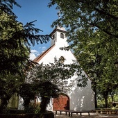 Kościół okolony jest parkiem.