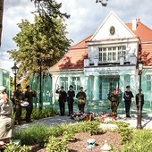 W ogrodzie przed budynkiem znajduje się 36 szklanych figur, które są symbolem ofiar z piaśnickich lasów i innych pomorskich miejsc kaźni.