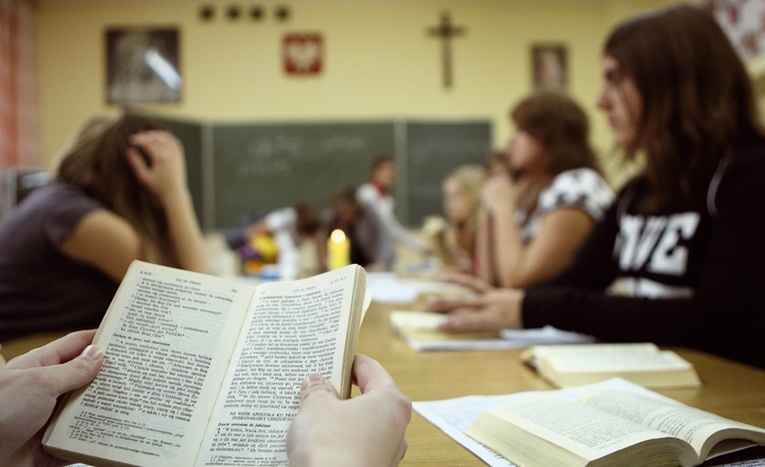 Polacy nie chcą religii w szkole? To zależy jakiej