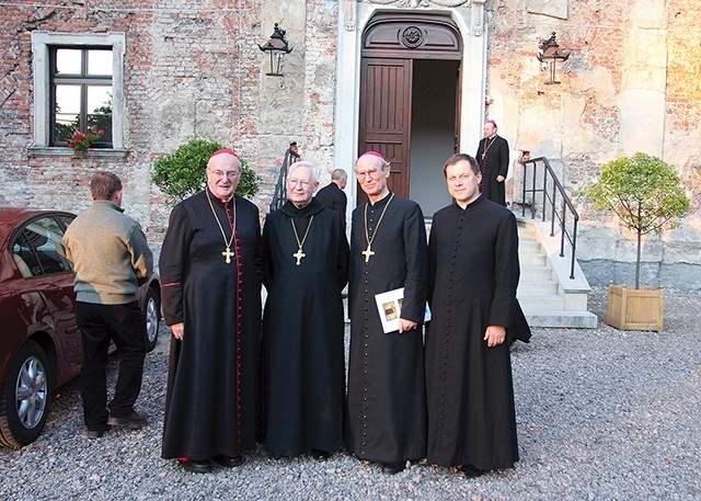 ◄	Na dziedzińcu Starego Opactwa; od lewej: kard. Joachim Meisner, opat Adalbert Kurzeja, abp Alfons Nossol, ks. Jan Rosiek.  