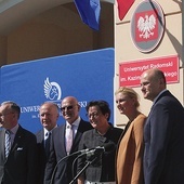 Przed tablicą  z nową nazwą uczelni  jej rektor prof. Sławomir Bukowski (trzeci od lewej).