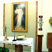 ◄	W kaplicy znajdują się relikwie św. Jana Pawła (na lewo od obrazu Jezusa Miłosiernego).