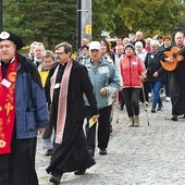 – Pokutą obejmujemy współczesne problemy osobiste, rodzin, narodu i świata, do czego wzywała nas Matka Boża m.in. w Fatimie i Gietrzwałdzie – wyjaśnia proboszcz.