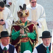 ▲	Dar polskiego władcy wniósł do bazyliki parafianin w stroju z XVII wieku.