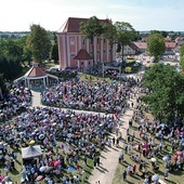 ▲	Uroczystości skrzatuskie na placu pielgrzymkowym.