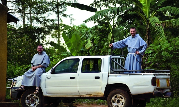 O. Piotr „Mpiima” Dąbek (z lewej) i o. Józek „Mulindwa” Matuła na jeepie przy jednej z kaplic dojazdowych misji w Kakooge