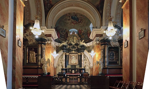 Obraz Matki Bożej Różańcowej  wisi w bocznej kaplicy bazyliki  Świętej Trójcy w Krakowie. 