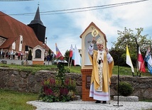 Po uroczystej liturgii metropolita poświęcił kapliczkę św. Rocha, patrona osady, i pobłogosławił mieszkańców jego relikwiami.