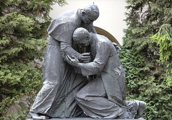 Pomnik na dziedzińcu KUL, upamiętniający spotkanie kard. Stefana Wyszyńskiego i Jana Pawła II. 