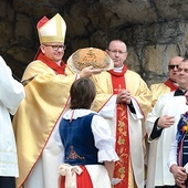 Starostowie dożynkowi przekazali świeżo wypieczony bochenek.