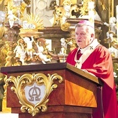 ▲	Metropolita przewodniczył Mszy św. i otworzył festyn, zapraszając do budowania parafialnej wspólnoty.