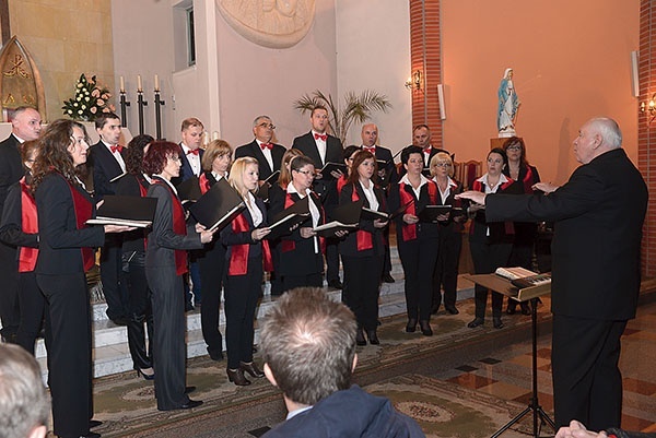 Zdjęcie z jubileuszowego koncertu z okazji 30-lecia zespołu, który odbył się w radomskim kościele pw. św. Rafała.