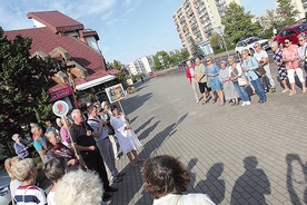 Modlitwa w Koszalinie opodal kościoła pw. Ducha Świętego.