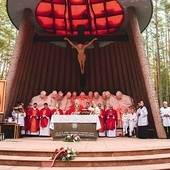 Tradycyjna Eucharystia w Piaśnicy jest celebrowana w pierwszą niedzielę października.