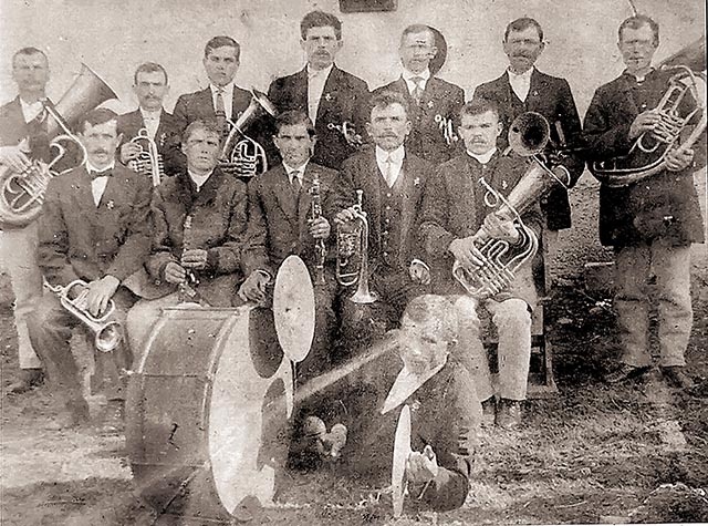Pierwsza fotografia członków łapszańskiej orkiestry pochodzi z 1902 roku.