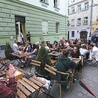 Kawiarnia na lwowskiej ulicy mimo toczącej się wojny jest wypełniona klientami. 
