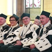 W Eucharystii uczestniczyli członkowie senatu i władze z rektorem prof. dr. hab. Sławomirem Bukowskim na czele.
