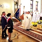 	Chorągiew poświęcił i pierwszy ucałował proboszcz ks. Tadeusz Ziętkowski.