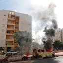 Płonące pojazdy w izraelskim mieście Ashkelon, na który w sobotę wcześnie rano spadły rakiety wystrzelone ze Strefy Gazy