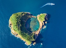 Wypełniony wodą krater starego podwodnego wulkanu zajmuje większą część wyspy Vila Franca do Campo. 21.08.2023 r. Archipelag Azory Portugalia