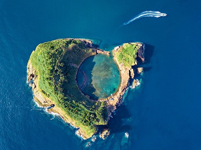 Wypełniony wodą krater starego podwodnego wulkanu zajmuje większą część wyspy Vila Franca do Campo. 21.08.2023 r. Archipelag Azory Portugalia