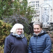 Siostra KInga Szczurek i s. Irena Złotkowska modlą się za dusze także modlitwą „De profundis” oraz „Nabożeństwem przejścia”.
