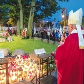 Relikwiarz odebrał płk Grzegorz Mazur, dyrektor więzienia, oraz kapelan ks. Krzysztof Toczyski.